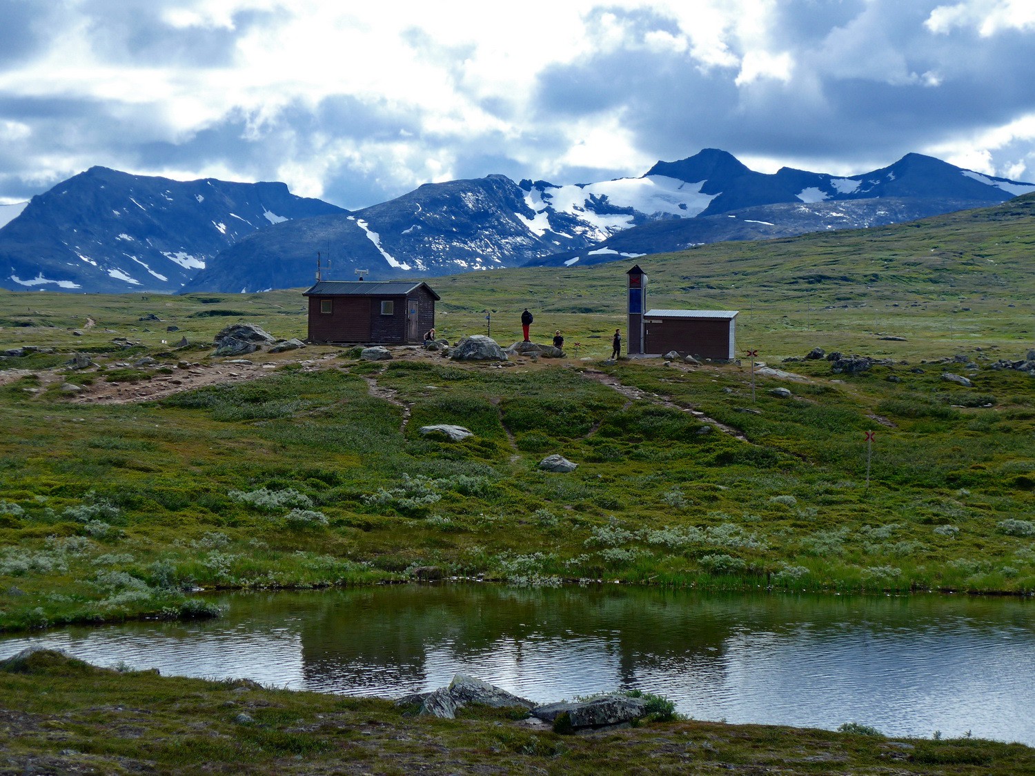 Emergeny hut Spåime with glaciated Storsylen